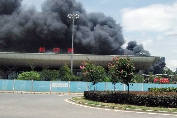 7月2日下午，长沙火车南站附近的黎圫物流仓库起火。网友供图